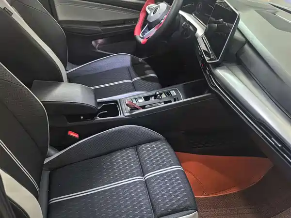 Volkswagen Golf 2025