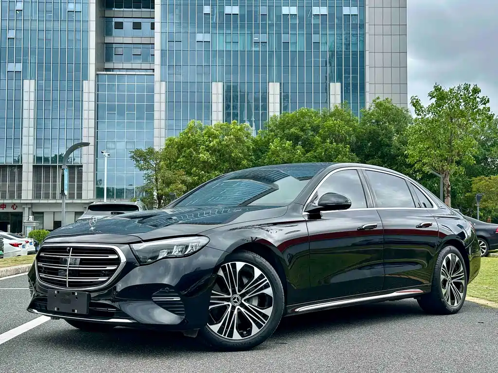 Mercedes-Benz E-Class 2025 — фото 1