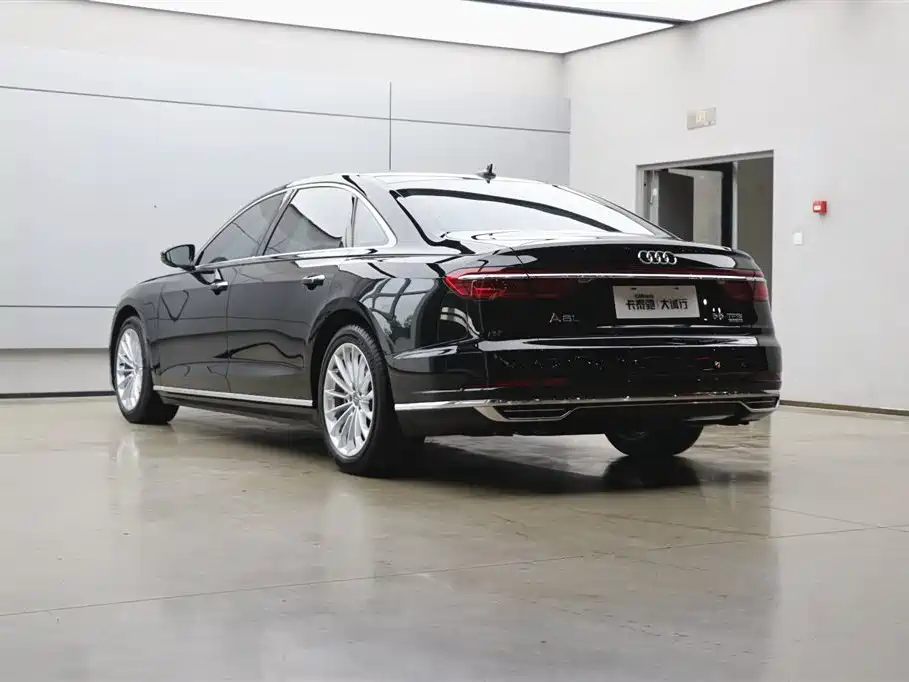 Audi A8 2018 — фото 32