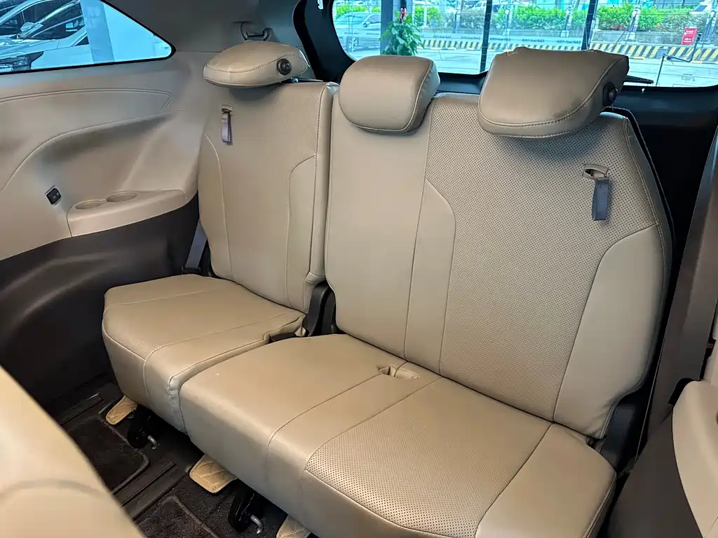Toyota Sienna 2022 — фото 11