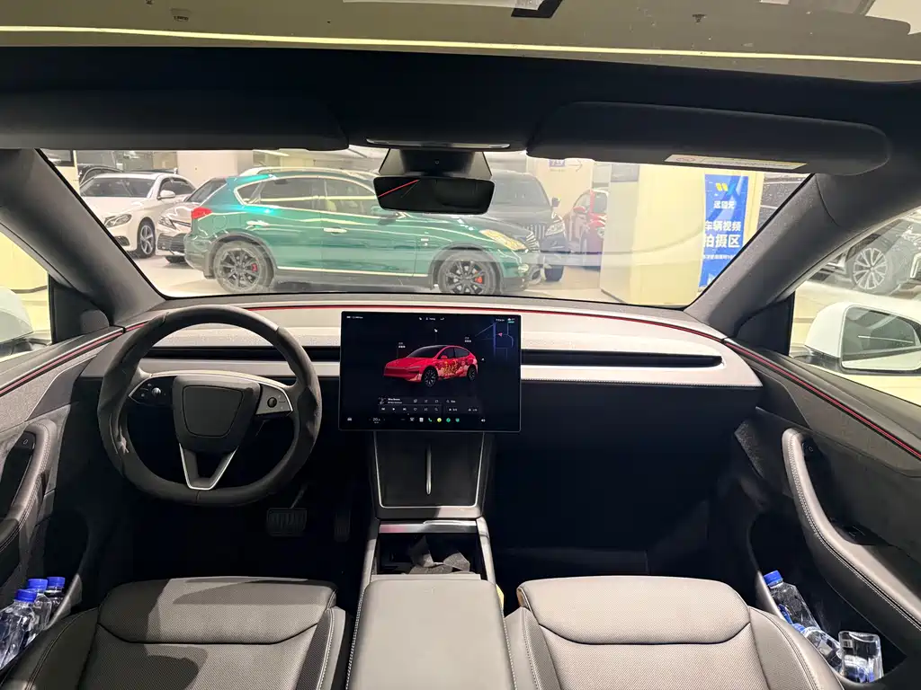 Tesla Model Y L 2025 — фото 10