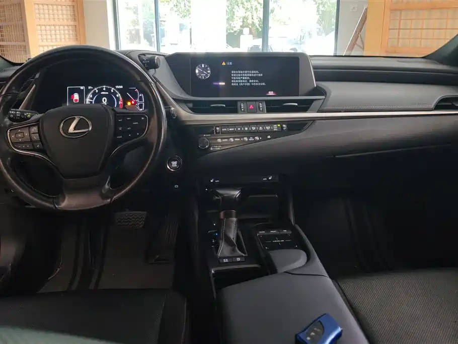 Lexus ES 2020 — фото 12