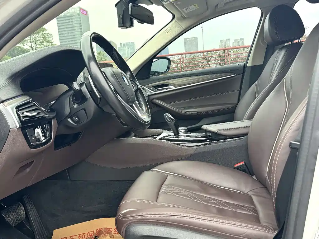 BMW 5 Series 2019 — фото 12
