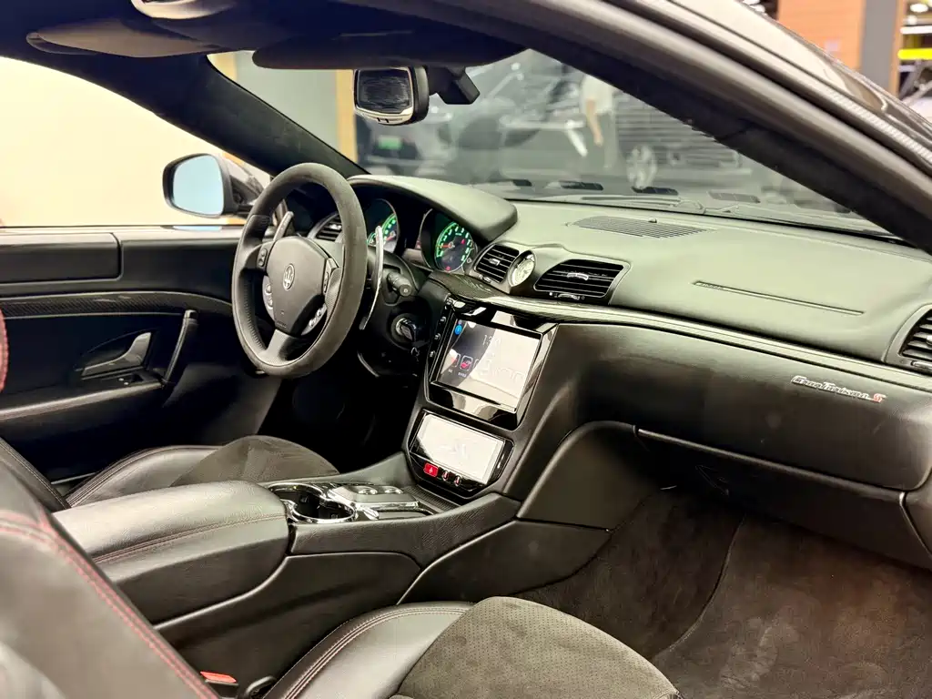 Maserati GranTurismo 2015 — фото 13
