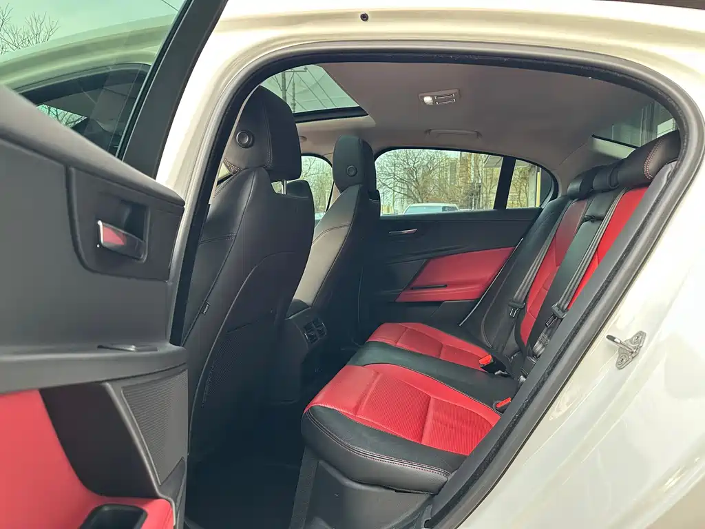 Jaguar XE 2015 — фото 18