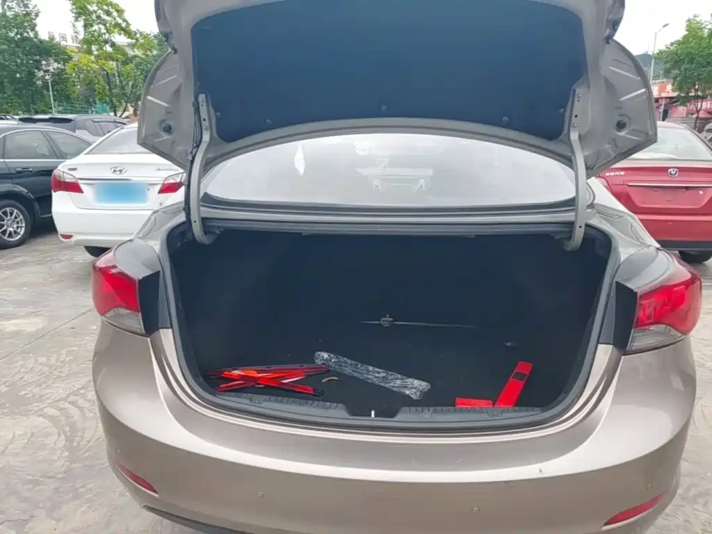 Hyundai Elantra 2018 — фото 19