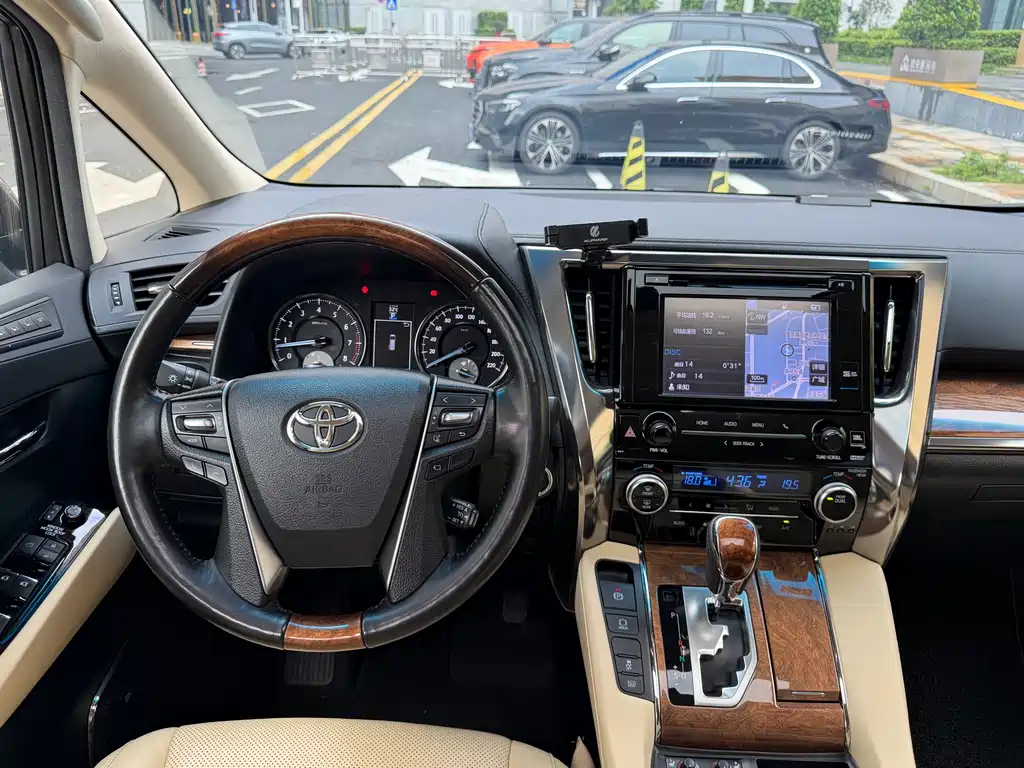 Toyota Alphard 2018 — фото 8