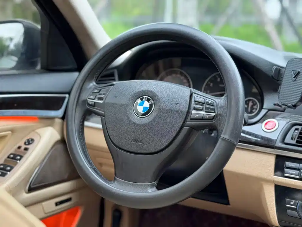 BMW 5 Series 2011 — фото 18