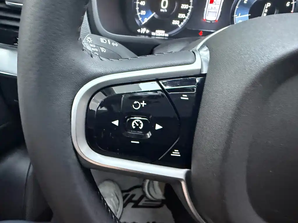 Volvo XC90 2017 — фото 13