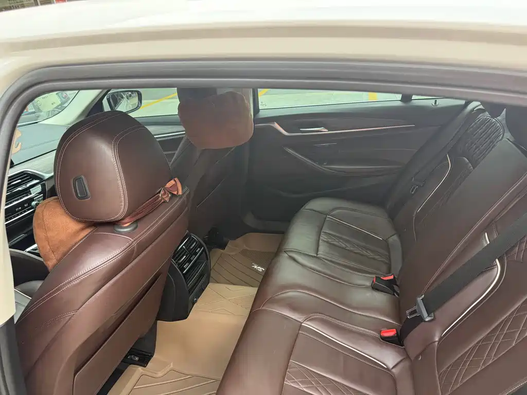 BMW 5 Series 2019 — фото 14