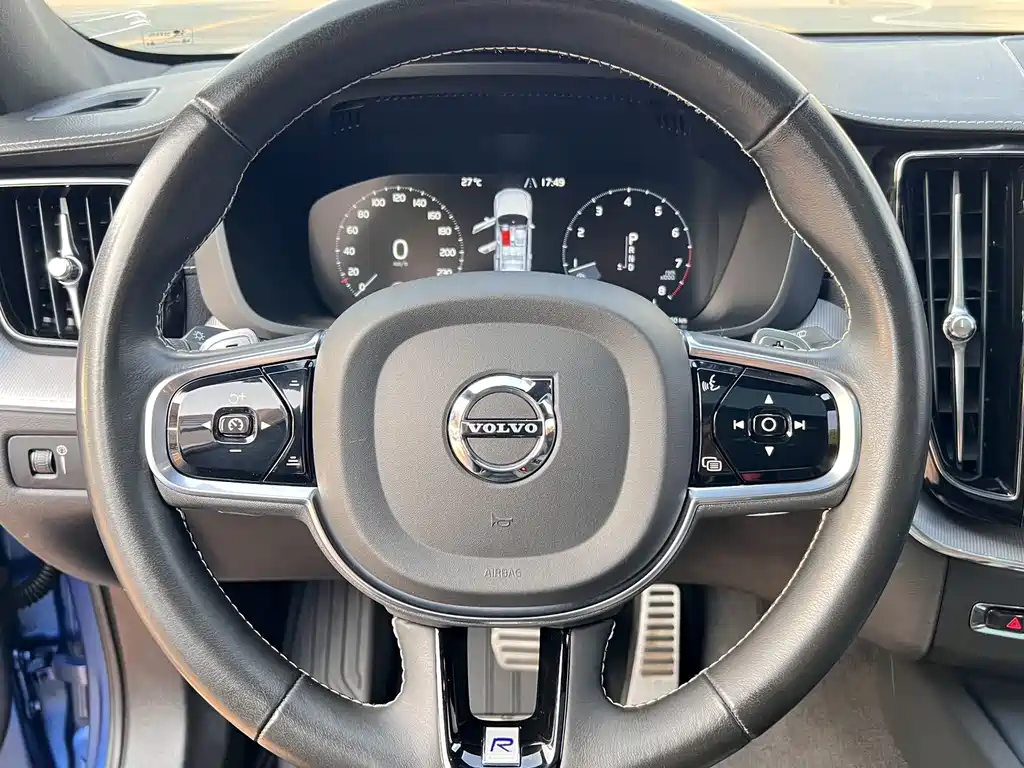 Volvo XC60 2020 — фото 10