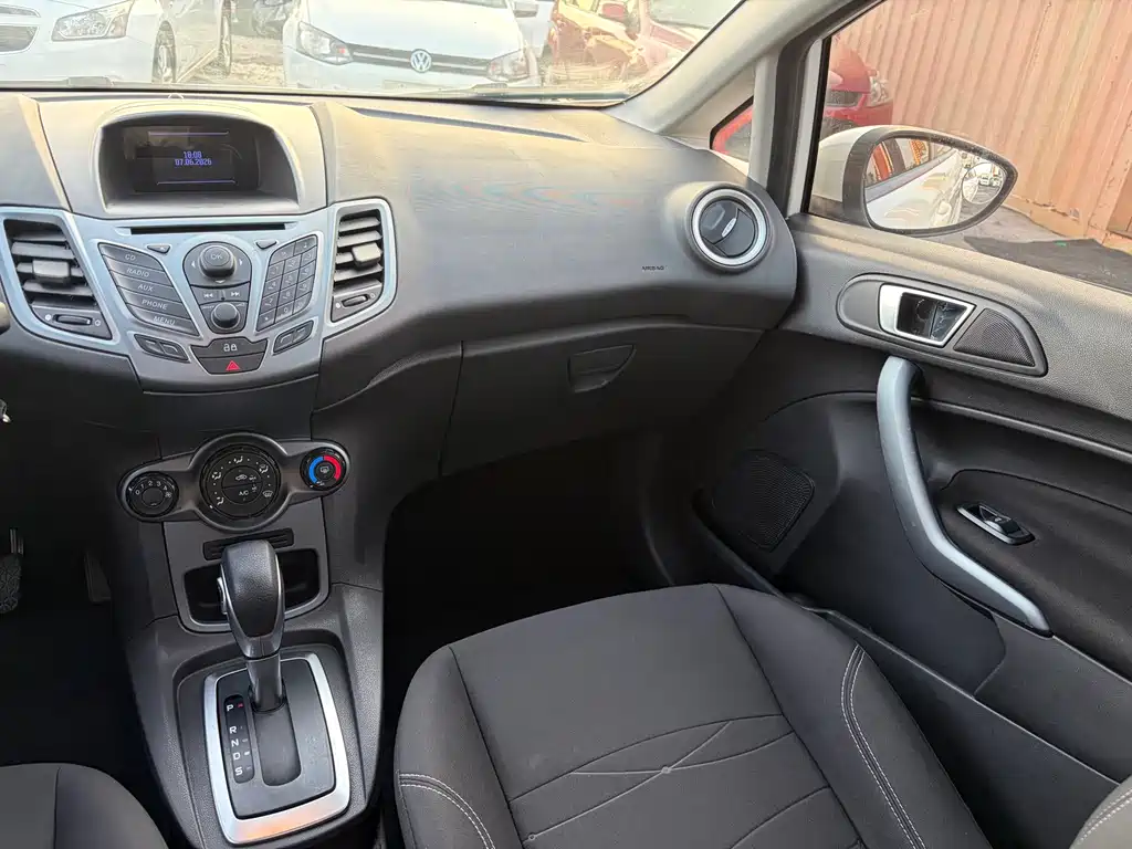 Ford Fiesta 2014 — фото 12