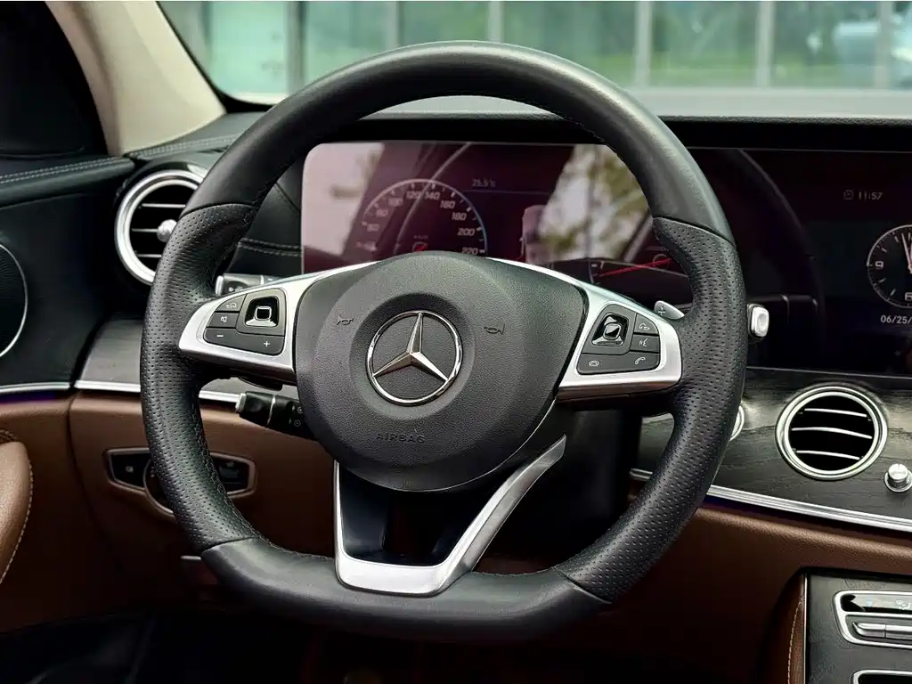 Mercedes-Benz E-Class 2018 — фото 17