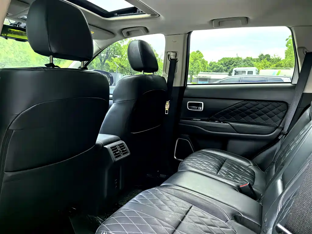 Mitsubishi Outlander 2020 — фото 10