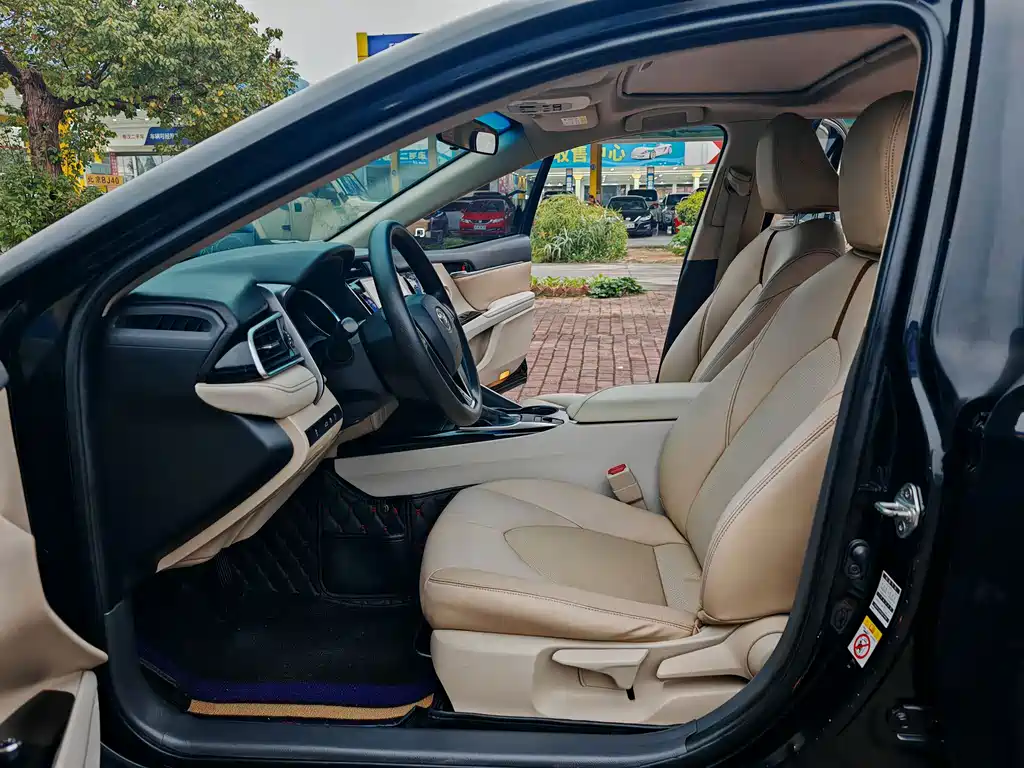 Toyota Camry 2018 — фото 10