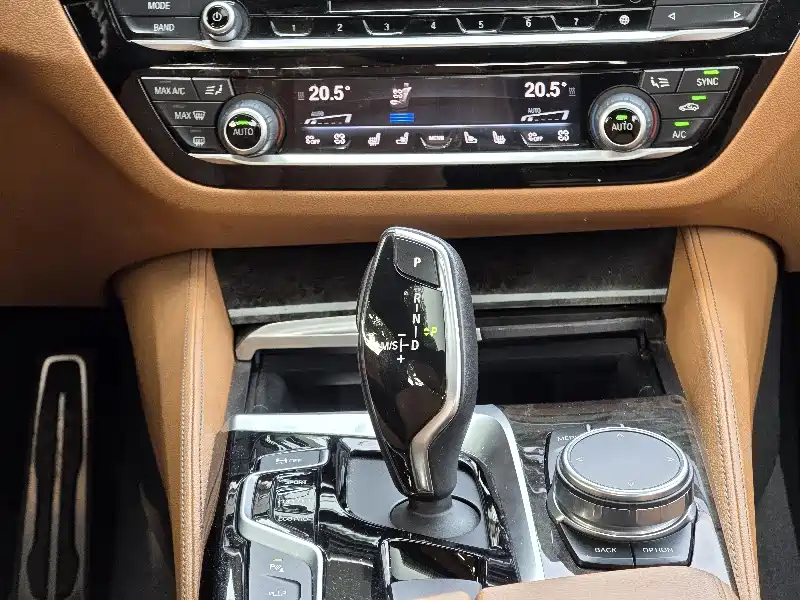 BMW 5 Series 2017 — фото 14