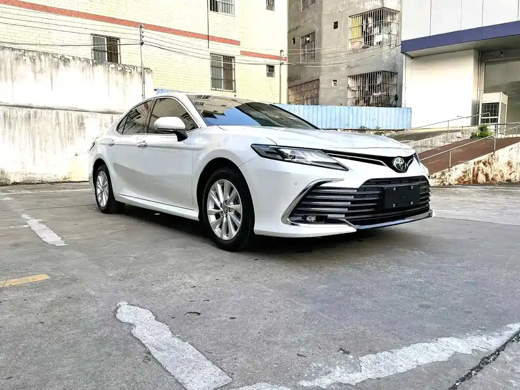 Toyota Camry 2023 — фото 2