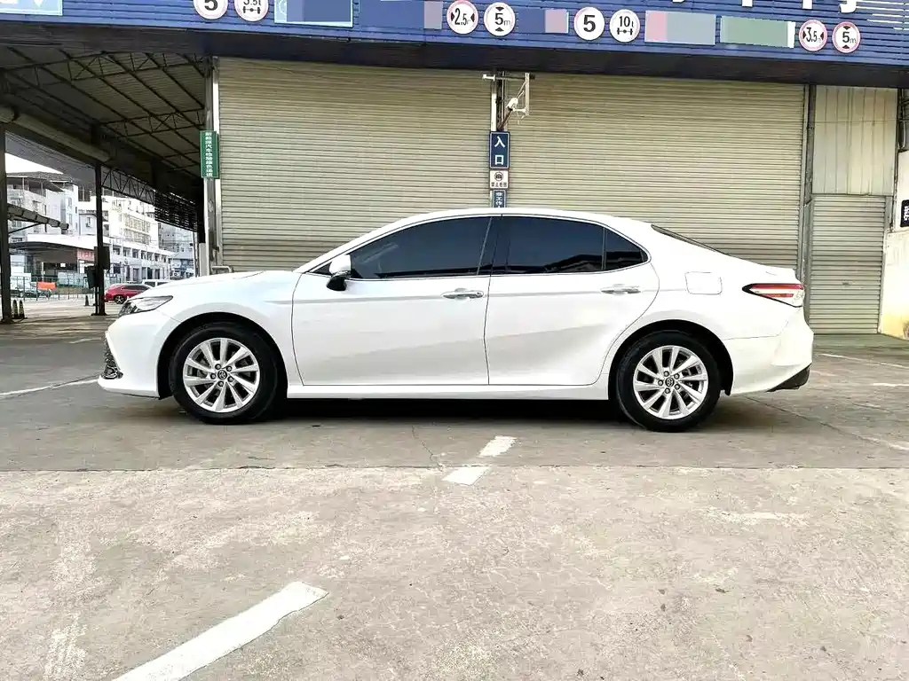 Toyota Camry 2023 — фото 4