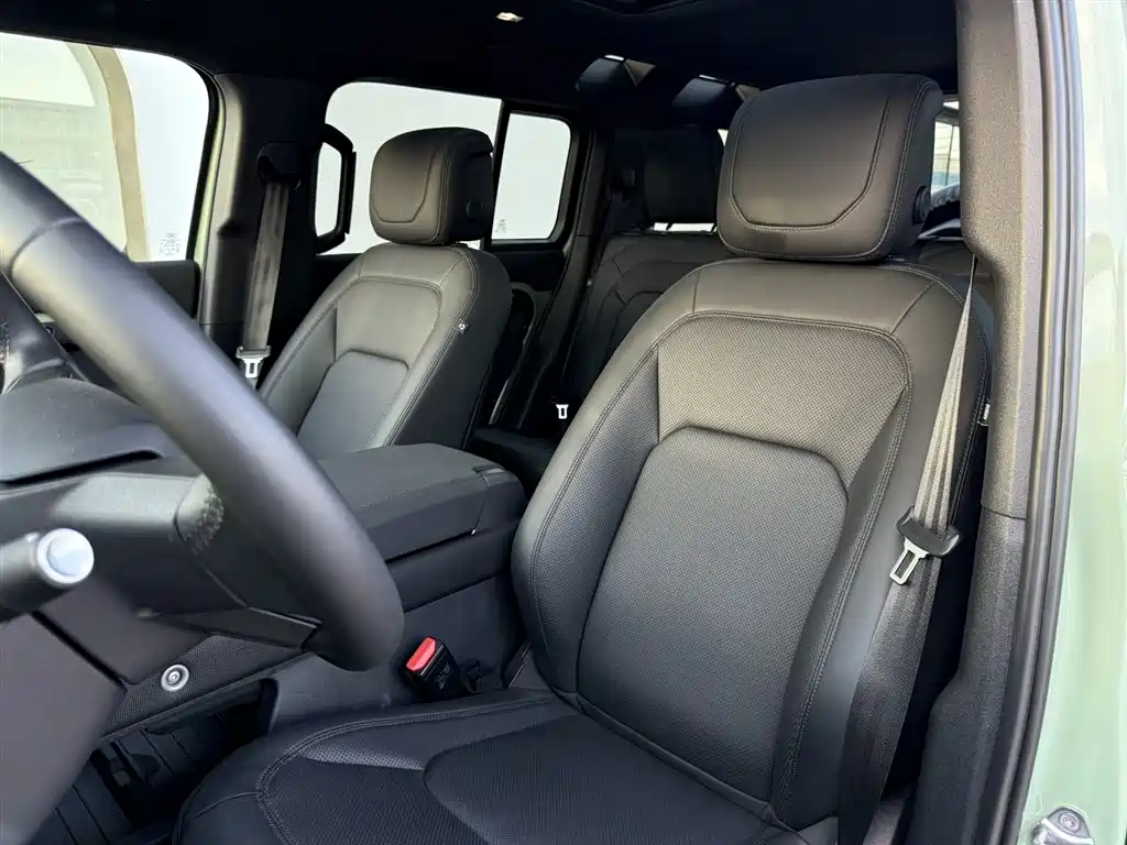 Land Rover Defender 2023 — фото 29