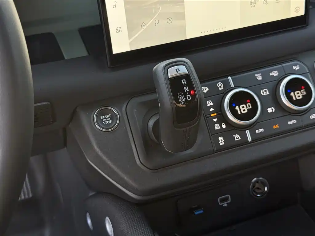Land Rover Defender 2023 — фото 25