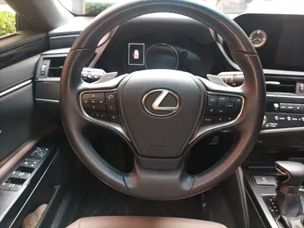 Lexus ES 2022