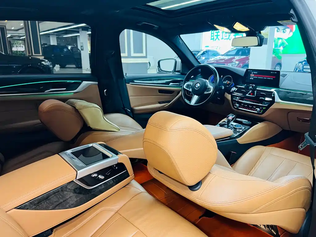 BMW 5 Series 2018 — фото 13