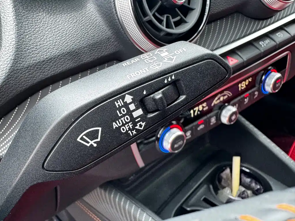Audi Q2L e-tron 2022 — фото 18