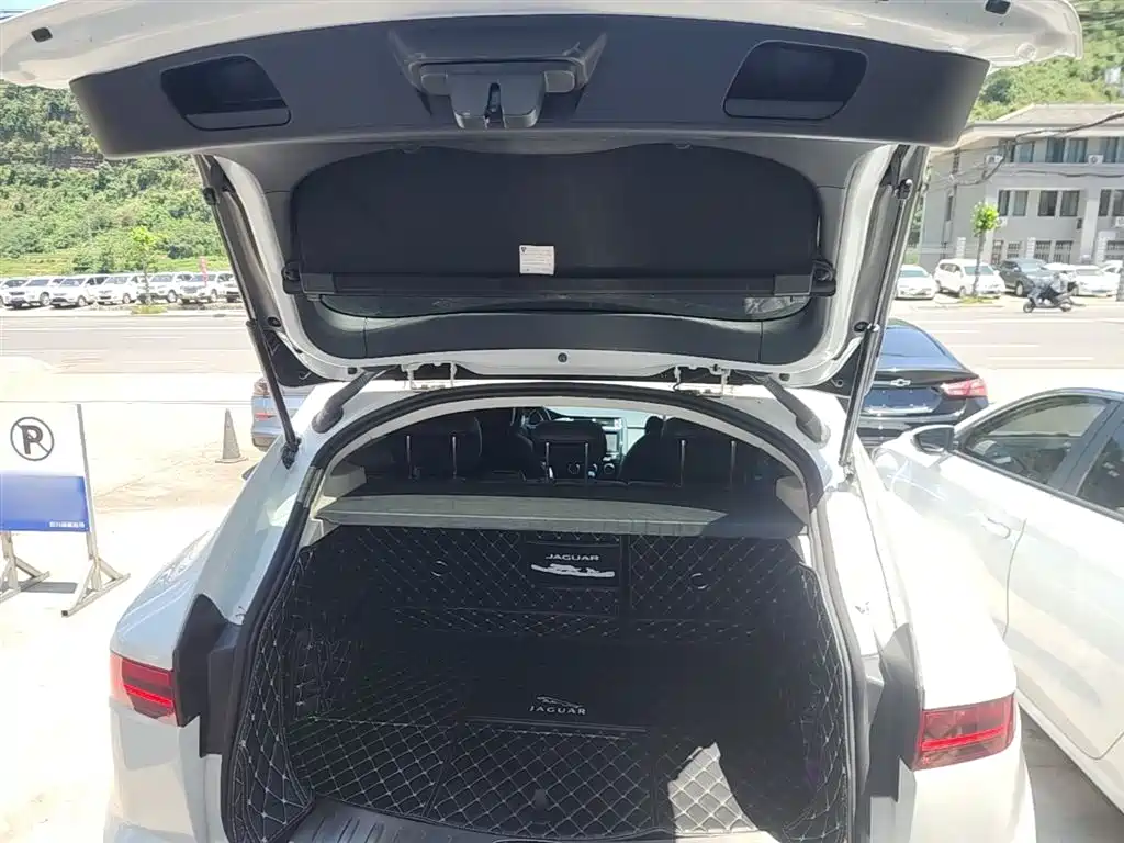 Jaguar E-PACE 2020 — фото 19