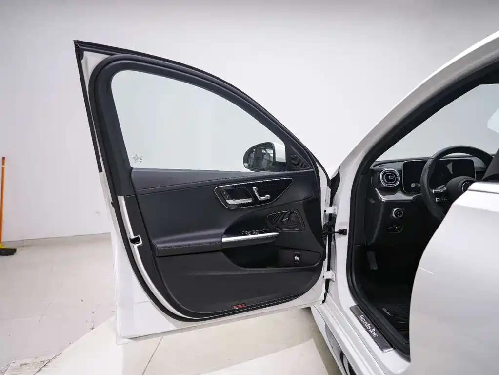 Mercedes-Benz C-Class 2024 — фото 15