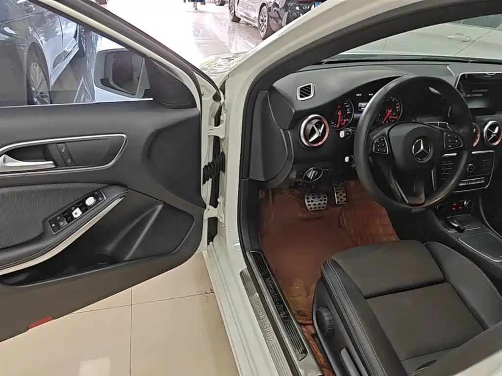 Mercedes-Benz A-Class 2016 — фото 16
