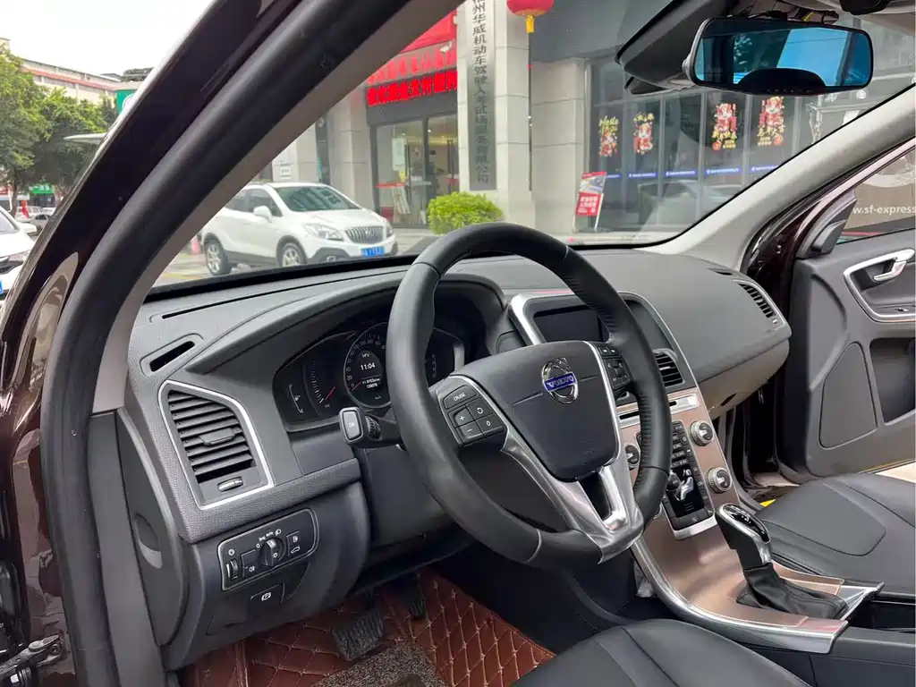 Volvo XC60 2017 — фото 11