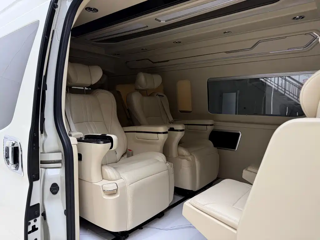 Toyota Hiace 2023 — фото 11