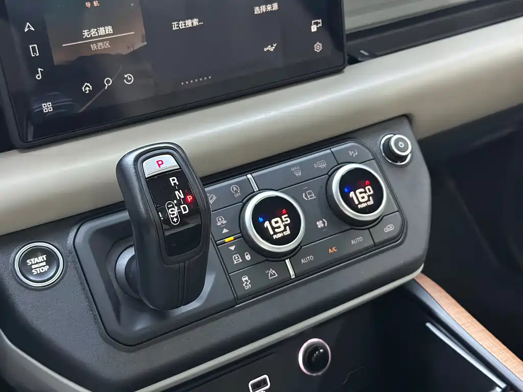Land Rover Defender 2020 — фото 15