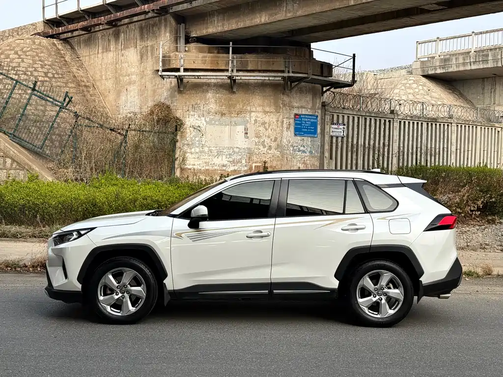Toyota RAV4 2021 — фото 9