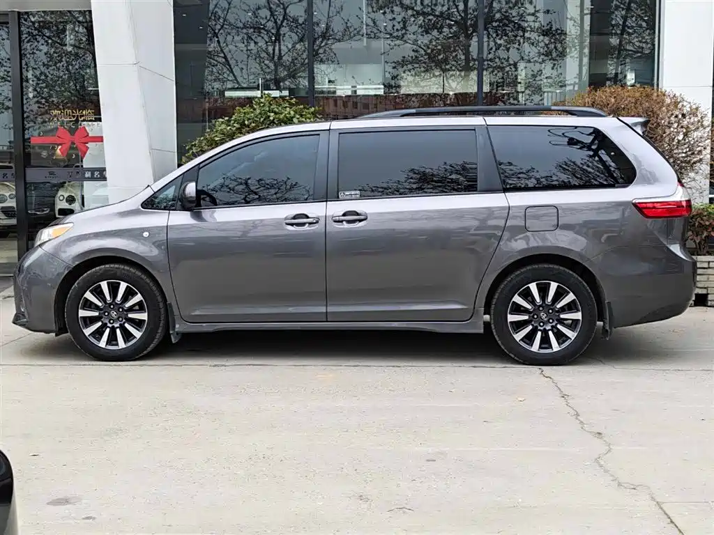 Toyota Sienna 2019 — фото 2