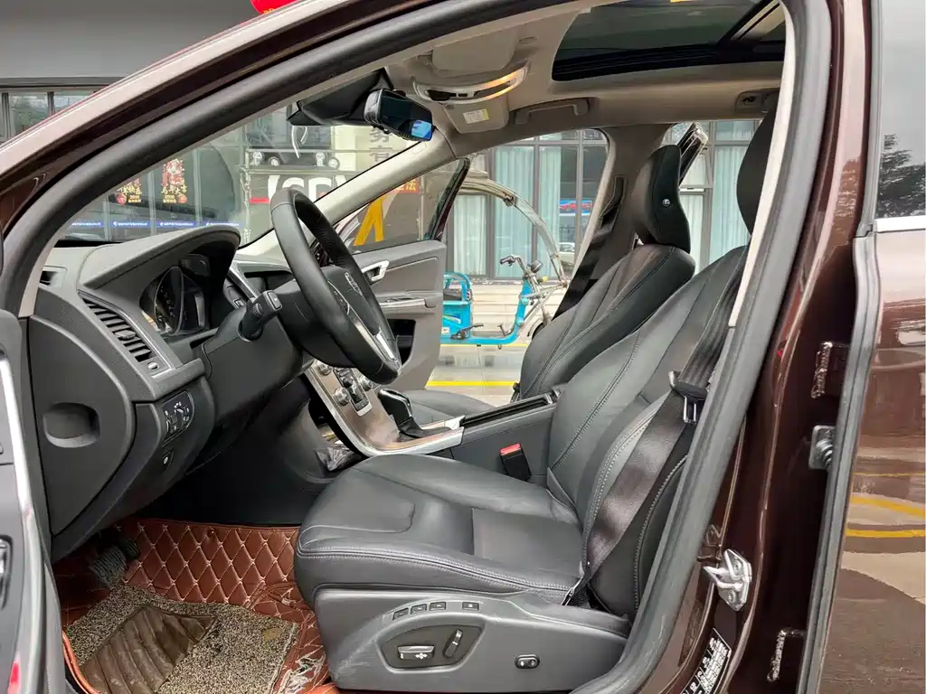 Volvo XC60 2017 — фото 12
