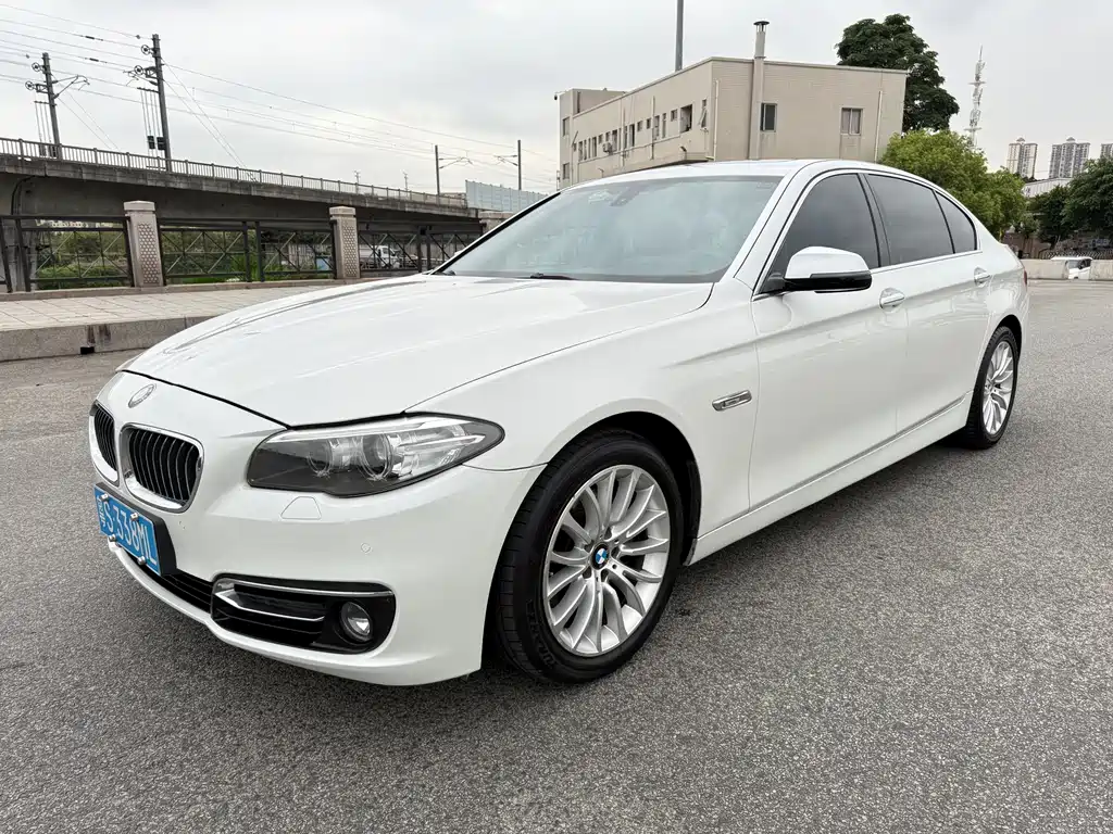 BMW 5 Series 2015 — фото 1