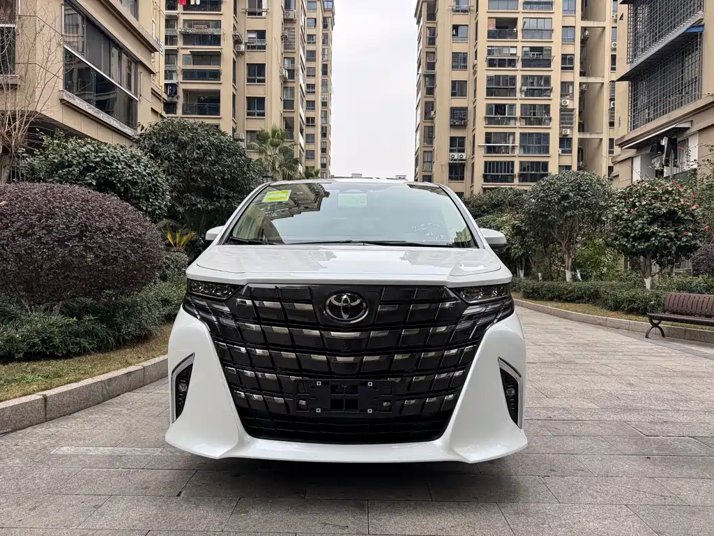 Toyota Alphard — фото 1