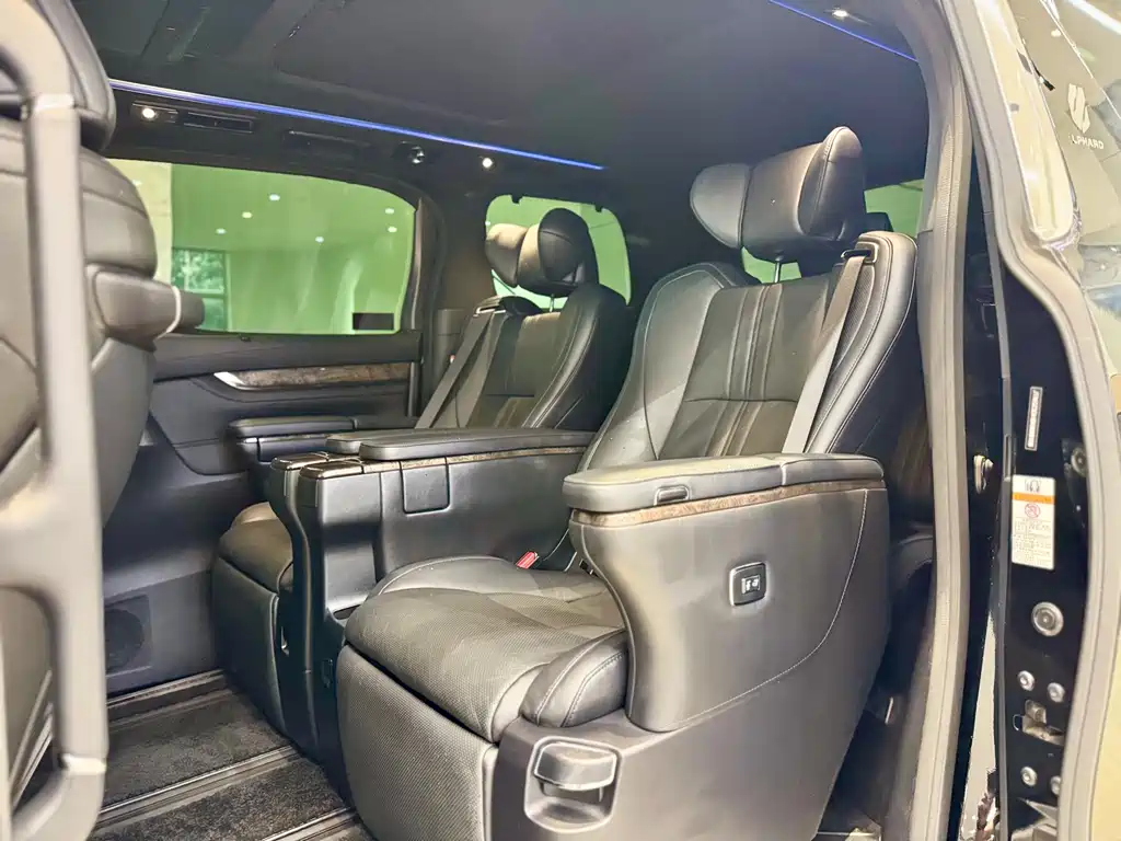 Toyota Alphard 2020 — фото 12