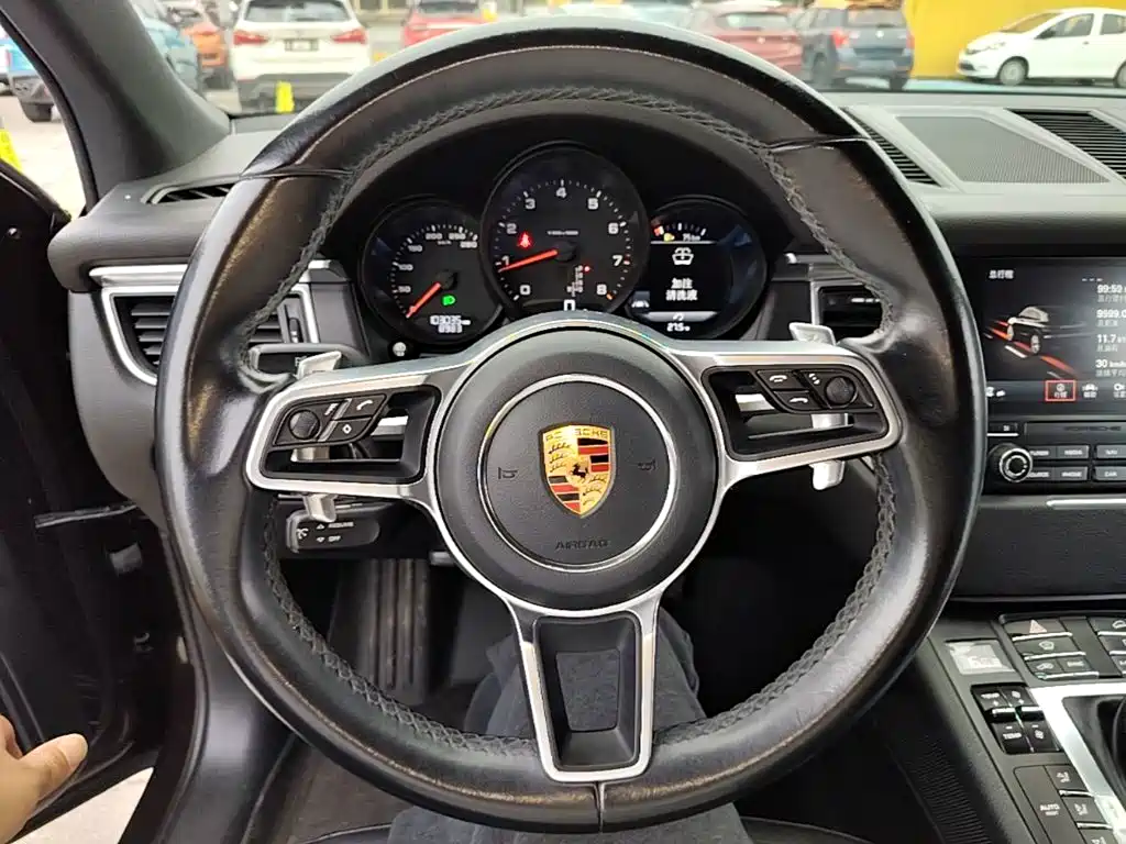 Porsche Macan 2017 — фото 11