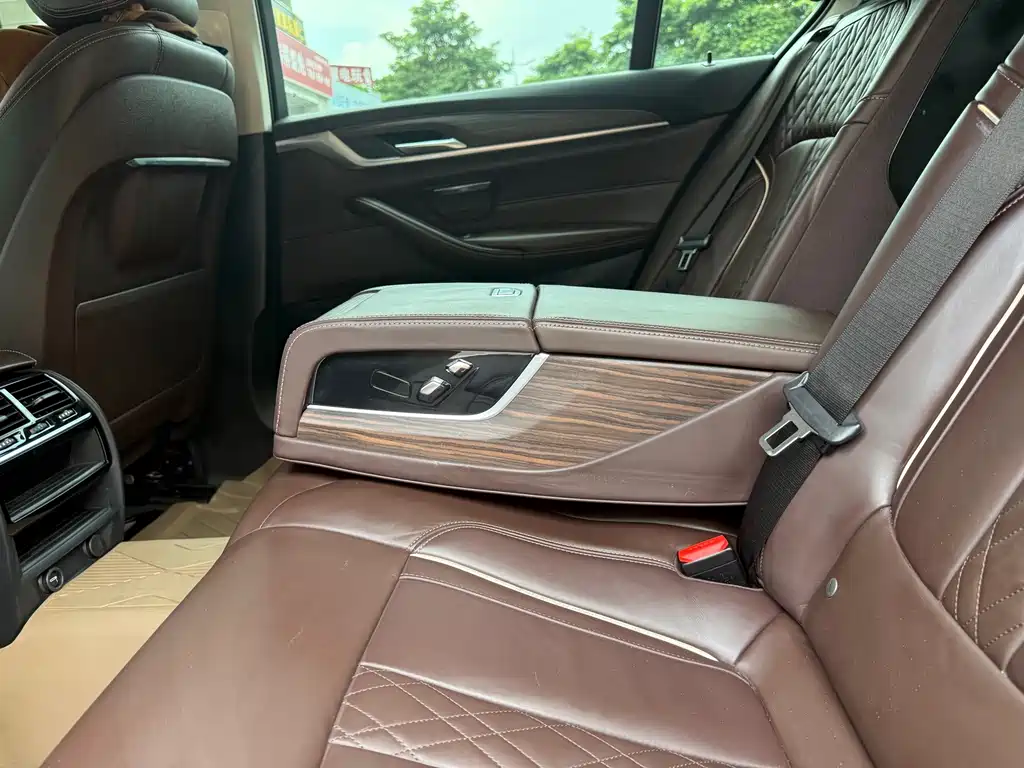 BMW 5 Series 2019 — фото 19