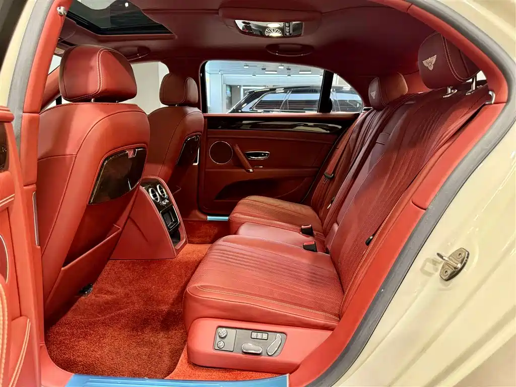 Bentley Flying Spur 2018 — фото 20