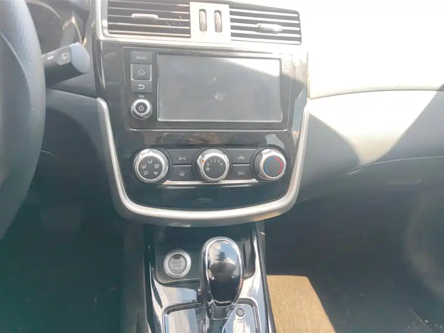 Nissan Tiida 2018 — фото 13