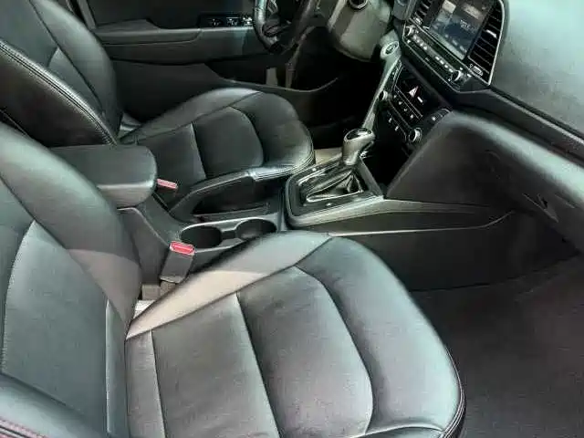 Hyundai Elantra 2018 — фото 12