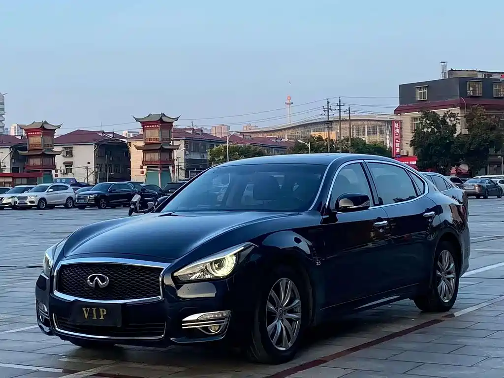 Infiniti Q70 2015