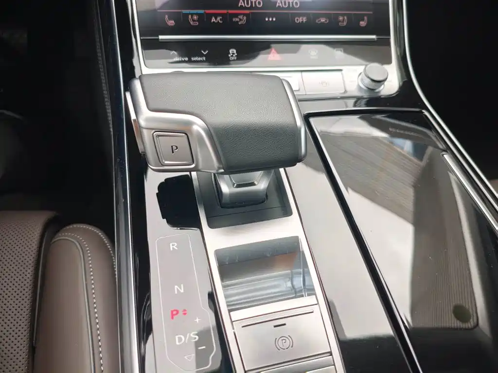 Audi A8 2024 — фото 18