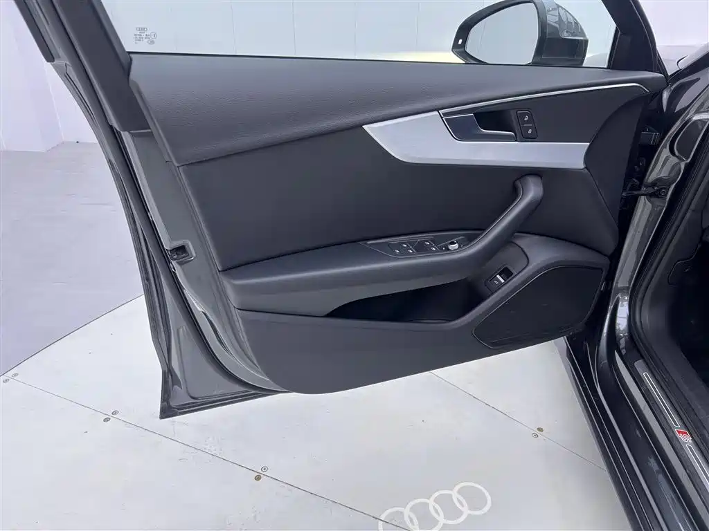 Audi A4L 2023 — фото 17