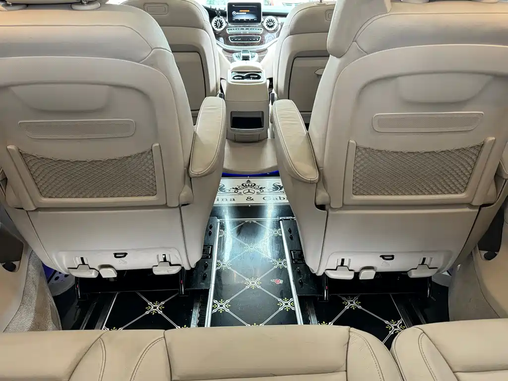 Mercedes-Benz V-Class 2019 — фото 10