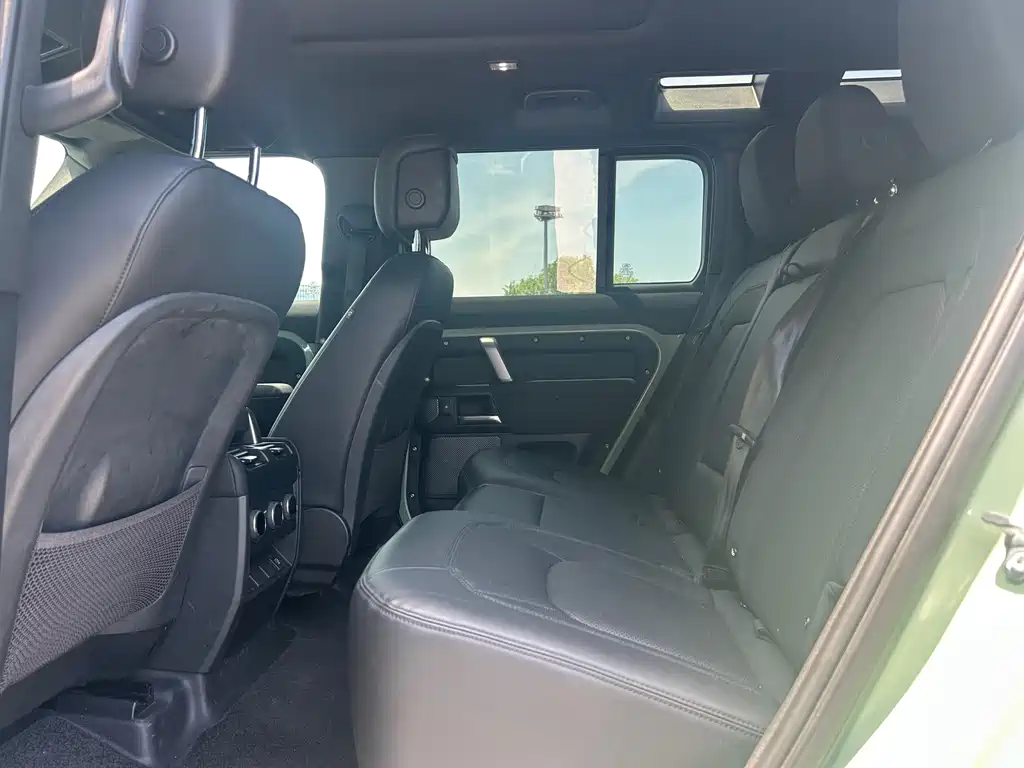 Land Rover Defender 2023 — фото 11