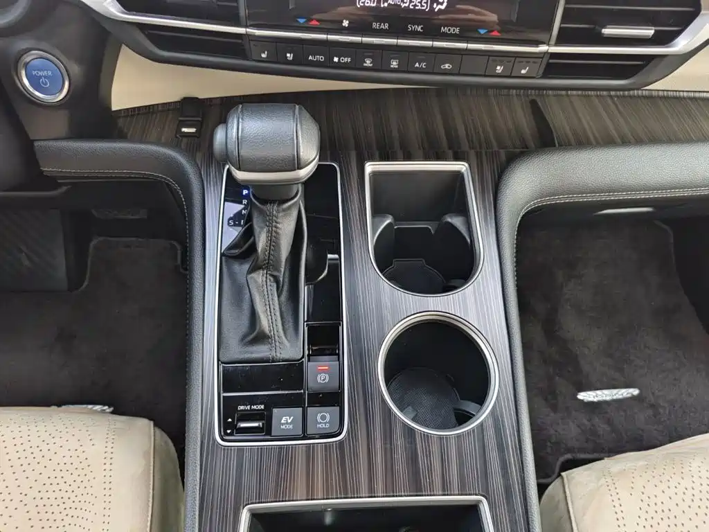 Toyota Sienna 2023 — фото 11